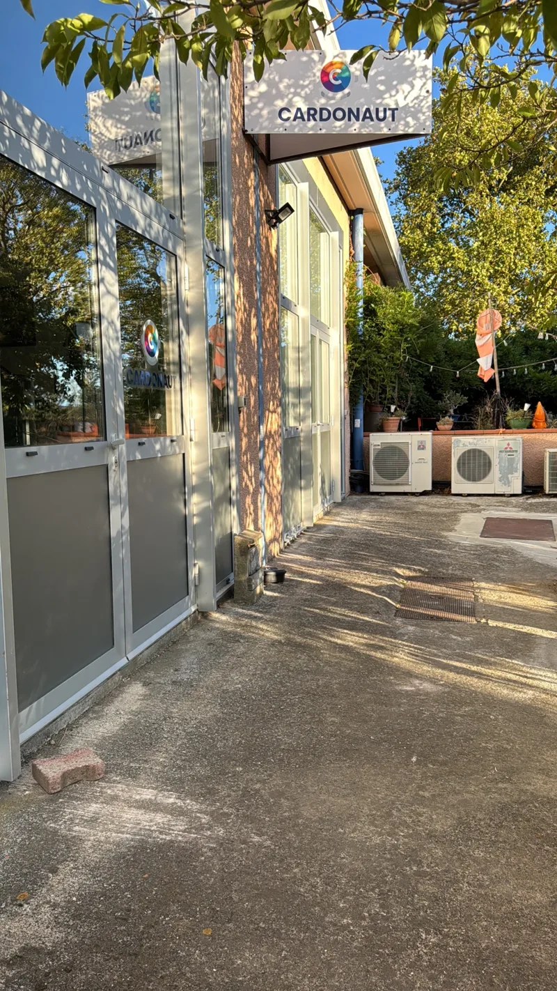 L’entrée de la boutique Cardonaut, repérable à son enseigne, à l’arrière de l’Espace 61