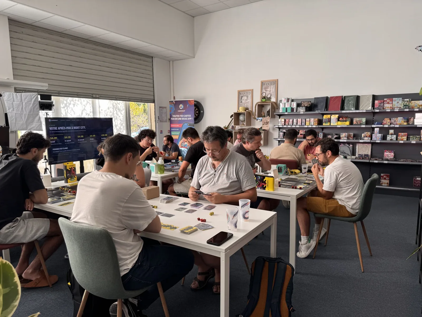 Des joueurs réunis autour des tables de Cardonaut lors de notre premier événement Cyberpunk TCG